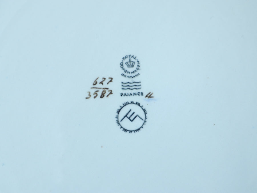 Royal Copenhagen ラウンドプレート 〈ブラウン×花柄〉