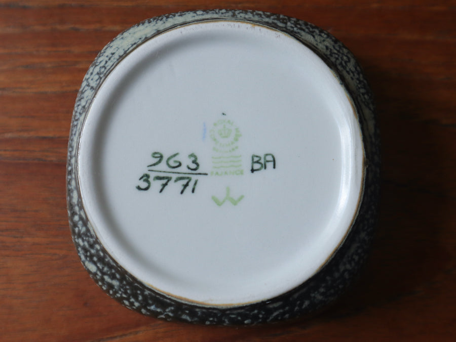 Royal Copenhagen スクエアプレート SS〈フラワー/パープル〉
